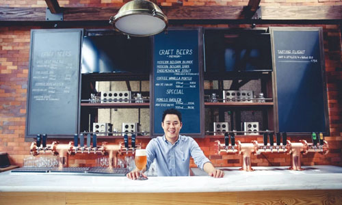 Loc Truong tại quán bia thủ công ở TP HCM. Ảnh: Munchies.