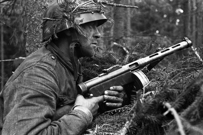 Do đó, súng tiểu liên Shapagin rẻ nhưng hiệu quả đã được phát minh (thay cho PPD phức tạp và tốn kém khi sản xuất). PPSh-41 được phê duyệt là vũ khí cá nhân mới cho Hồng quân vào tháng 12/1940 nhưng phải đến cuối năm 1941 nó mới được sản xuất đại trà (Ảnh Kuvaaja vänrikki V. Hollming).