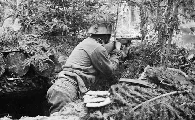 Theo thống kê, chỉ 1 trong 10 lính Đức được trang bị súng tiểu liên MP-40 trong khi những người khác sử dụng Mauser 98K. Vì thế PPSh-41 trở thành sự bổ sung quý giá cho lính Đức. Không những vậy, súng của Liên Xô vượt trội hơn về tầm bắn. (Ảnh Finnish Armed Forces).