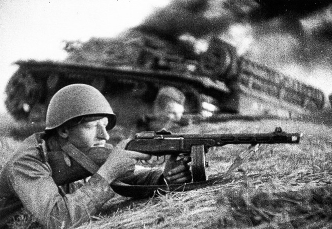 Đến cuối cuộc chiến tranh vệ quốc vĩ đại, PPSh-41 đã được trang bị tới hơn 55% số binh sỹ của Hồng quân, trở thành vũ khí cá nhân chính của quân đội Liên Xô (Ảnh Getty Images).