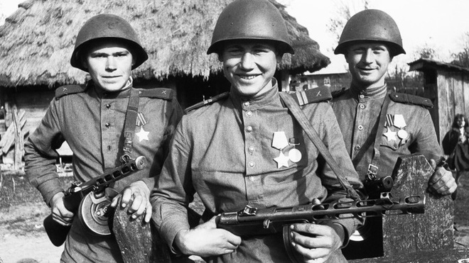 Vào thập niên 1930, Hồng quân Liên Xô coi súng tiểu liên là vũ khí hỗ trợ bên cạnh súng trường Mosin-Nagant là vũ khí cá nhân trang bị cơ bản của người lính. Khi đó, một số lượng không nhiều súng tiểu liên PPD được biên chế trong quân đội. (Ảnh Getty Images).