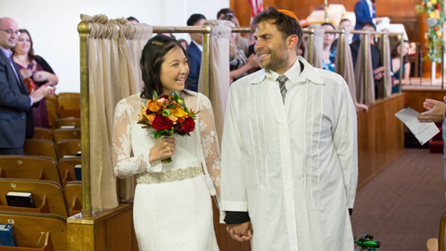 Vy Ngoc Nguyen và Andrew Koller tại đám cưới ở giáo đường Chevra Thilim ở San Francisco vào ngày 7/10/2018. Ảnh: Jewish News/ David Nguyen.