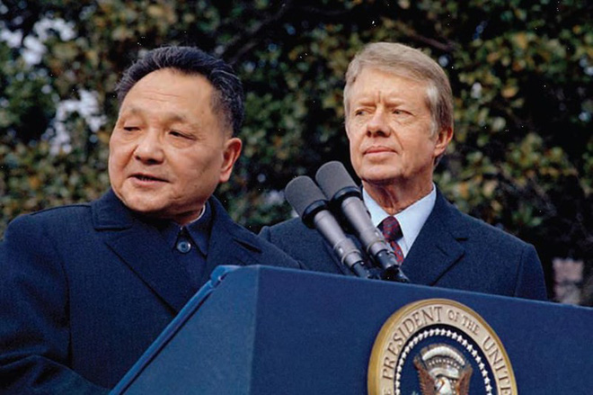 Đặng Tiểu Bình (trái) và Tổng thống Mỹ Jimmy Carter. Ảnh: AP.