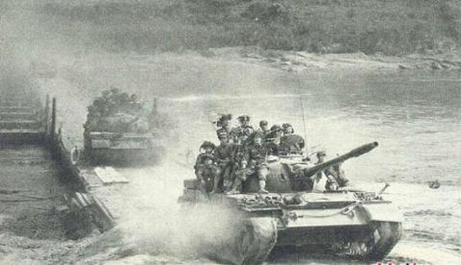 Xe tăng Trung Quốc ồ ạt tiến vào Việt Nam sáng ngày 17/2/1979.