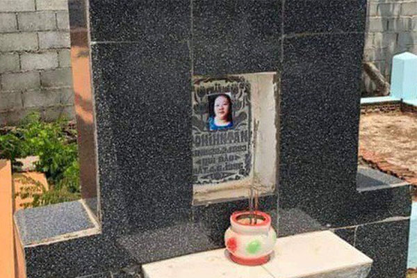 Hàng loạt ngôi mộ ở Đồng Nai bị dán ảnh phụ nữ lạ